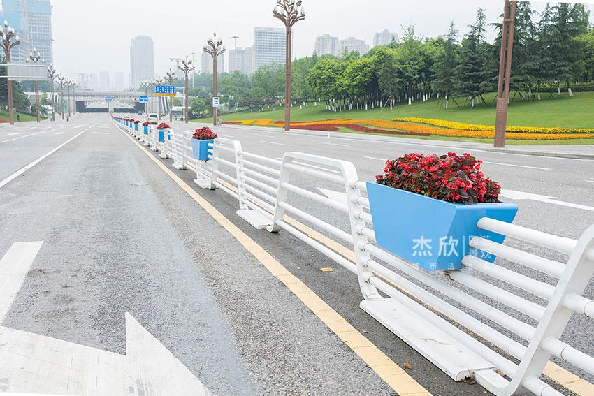 道路花箱护栏的发展趋势